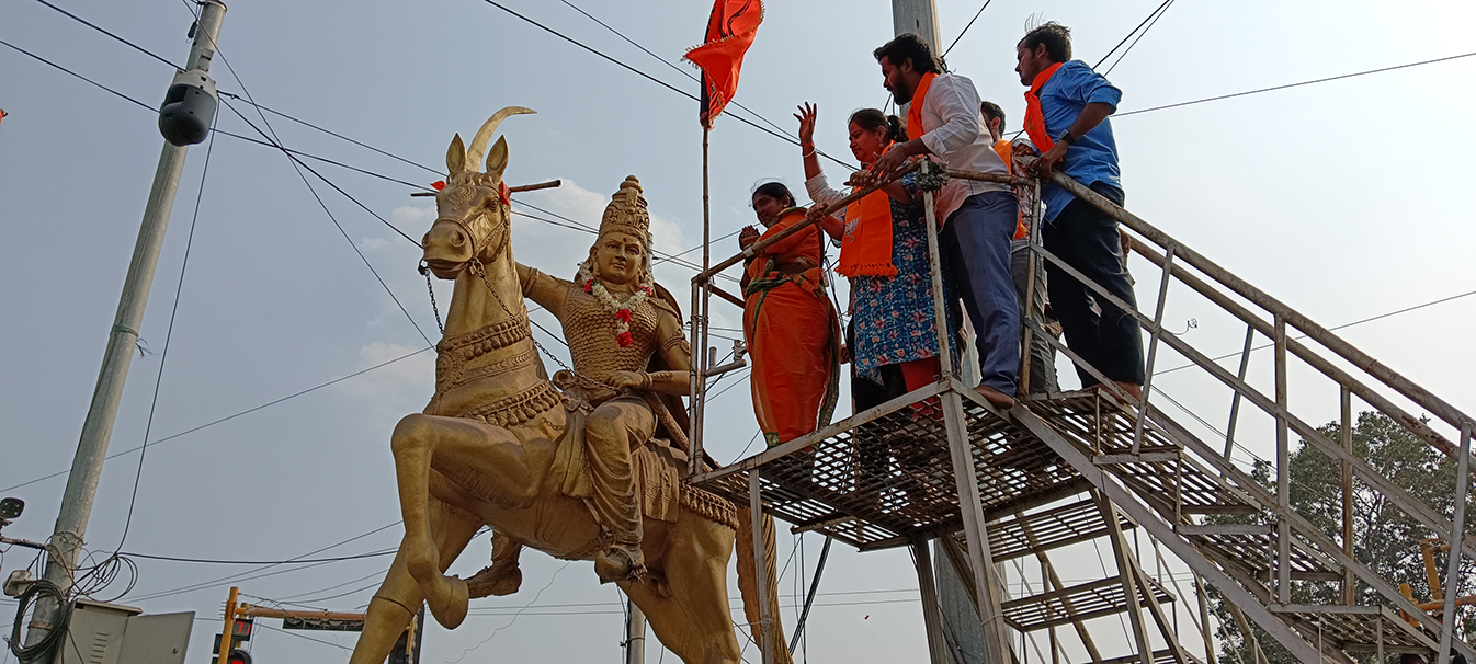 Pays respect to Rani Rudhrama Devi's Statue