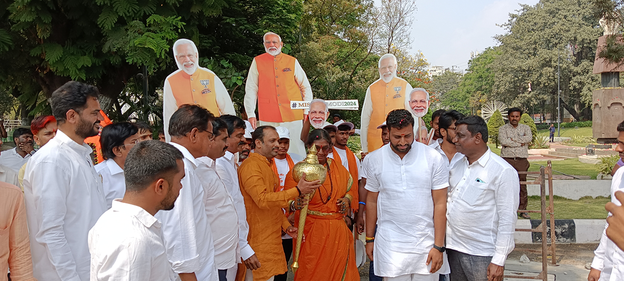 Rajalaxmi Manda recieving gadayutham