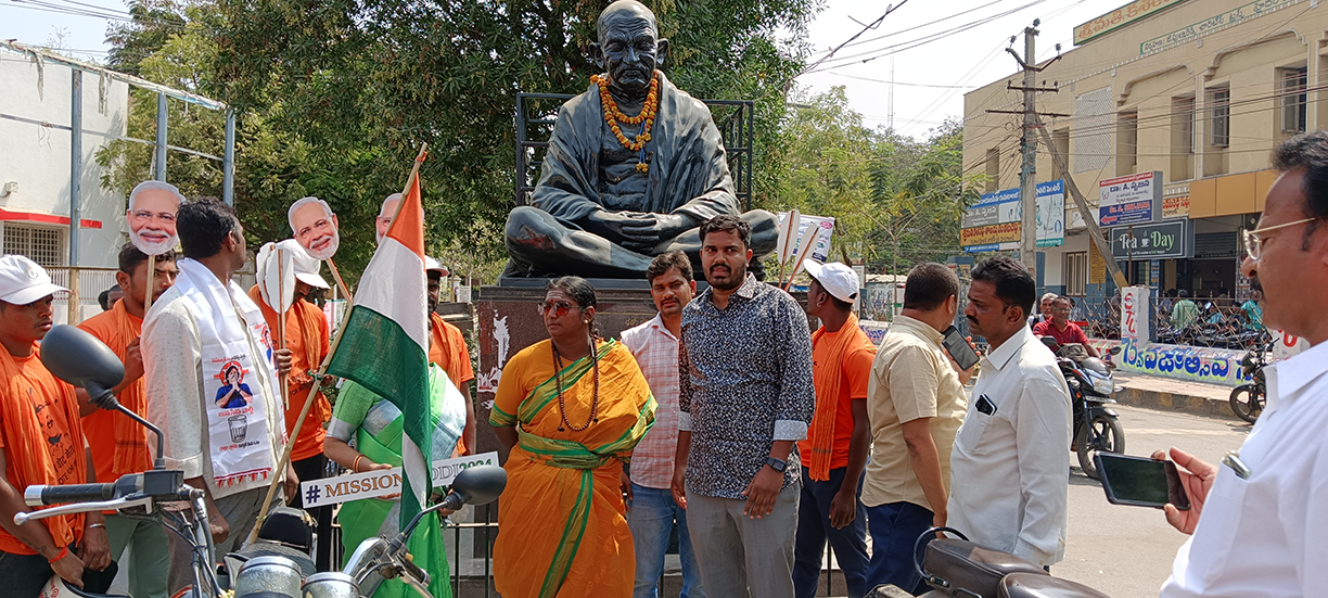 Rajalaxmi manda in Gandhi memorial